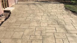 curte din beton amprentat